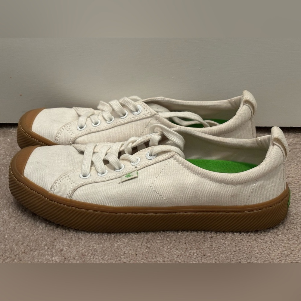 Cariuma Oca Women’s 8.5 Canvas Off White Sneakers Gum Sole Ethically Made
